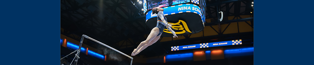 Nina Schank on bars